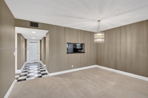 Condo in Pembroke Pines, Florida, 2 bedrooms  № 2186111 - photo 11