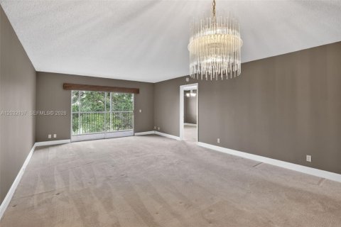 Condo in Pembroke Pines, Florida, 2 bedrooms  № 2186111 - photo 15