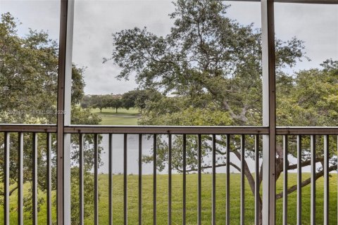 Condo in Pembroke Pines, Florida, 2 bedrooms  № 2186111 - photo 30