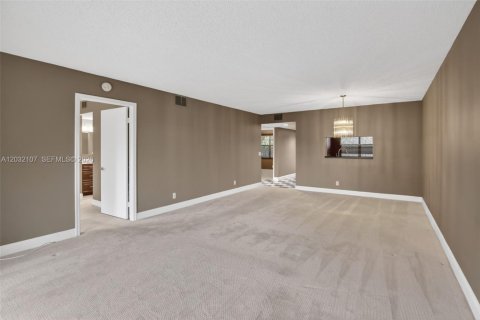 Condo in Pembroke Pines, Florida, 2 bedrooms  № 2186111 - photo 12