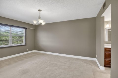 Condo in Pembroke Pines, Florida, 2 bedrooms  № 2186111 - photo 18