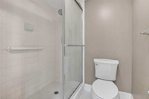 Condo in Pembroke Pines, Florida, 2 bedrooms  № 2186111 - photo 24