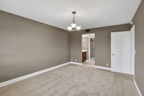 Condo in Pembroke Pines, Florida, 2 bedrooms  № 2186111 - photo 19