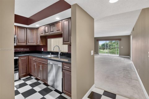 Condo in Pembroke Pines, Florida, 2 bedrooms  № 2186111 - photo 10