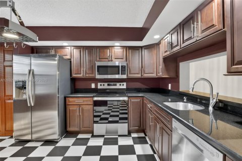 Condo in Pembroke Pines, Florida, 2 bedrooms  № 2186111 - photo 5