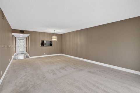 Condo in Pembroke Pines, Florida, 2 bedrooms  № 2186111 - photo 13