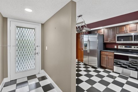 Condo in Pembroke Pines, Florida, 2 bedrooms  № 2186111 - photo 8