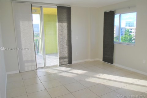Condo in Miami, Florida, 2 bedrooms  № 2043094 - photo 9