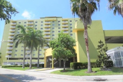 Condo in Miami, Florida, 2 bedrooms  № 2043094 - photo 2