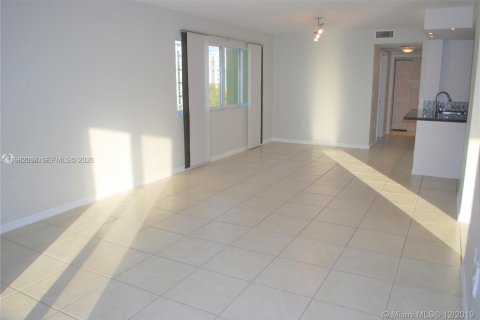 Condo in Miami, Florida, 2 bedrooms  № 2043094 - photo 12