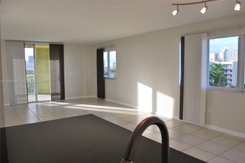 Condo in Miami, Florida, 2 bedrooms  № 2043094 - photo 25
