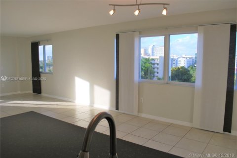 Condo in Miami, Florida, 2 bedrooms  № 2043094 - photo 21