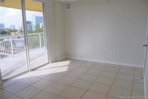Condo in Miami, Florida, 2 bedrooms  № 2043094 - photo 13