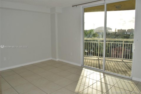Condo in Miami, Florida, 2 bedrooms  № 2043094 - photo 17