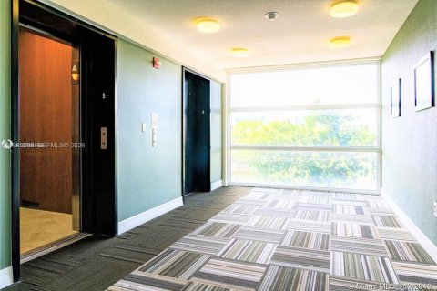 Condo in Miami, Florida, 2 bedrooms  № 2043094 - photo 4