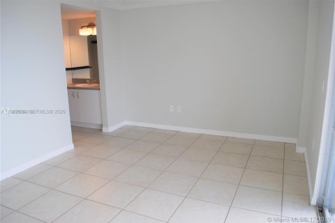 Condo in Miami, Florida, 2 bedrooms  № 2043094 - photo 16