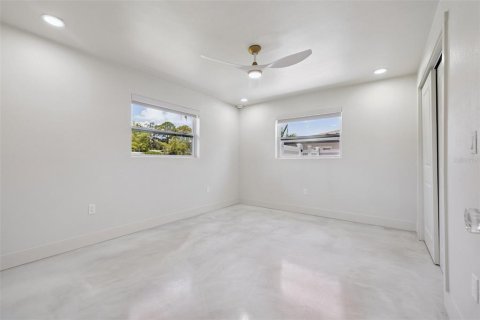 House in Saint Petersburg, Florida 3 bedrooms, 174.19 sq.m. № 1803619 - photo 24