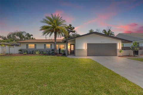 House in Saint Petersburg, Florida 3 bedrooms, 174.19 sq.m. № 1803619 - photo 1
