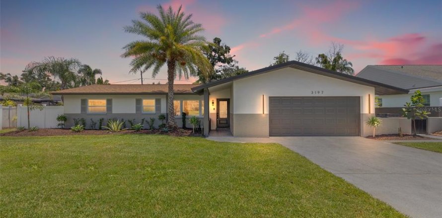 House in Saint Petersburg, Florida 3 bedrooms, 174.19 sq.m. № 1803619