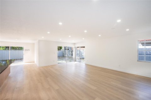 Casa en venta en Miami, Florida, 4 dormitorios, 187.29 m2 № 1984141 - foto 6