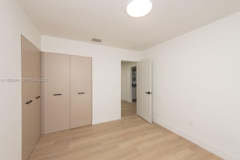 Casa en venta en Miami, Florida, 4 dormitorios, 187.29 m2 № 1984141 - foto 16