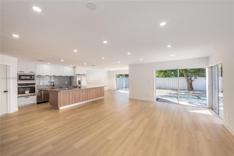Casa en venta en Miami, Florida, 4 dormitorios, 187.29 m2 № 1984141 - foto 5