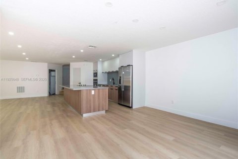 Casa en venta en Miami, Florida, 4 dormitorios, 187.29 m2 № 1984141 - foto 7