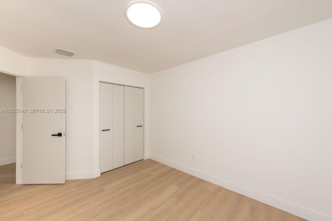 Casa en venta en Miami, Florida, 4 dormitorios, 187.29 m2 № 1984141 - foto 15