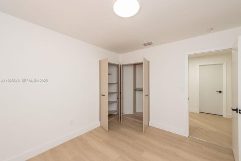 Casa en venta en Miami, Florida, 4 dormitorios, 187.29 m2 № 1984141 - foto 17