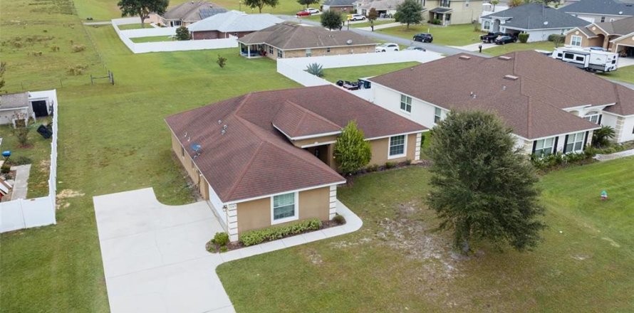 House in Ocala, Florida 4 bedrooms, 163.79 sq.m. № 2319156