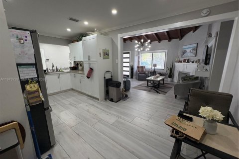 House in Miami Springs, Florida 3 bedrooms, 145.76 sq.m. № 2046872 - photo 25