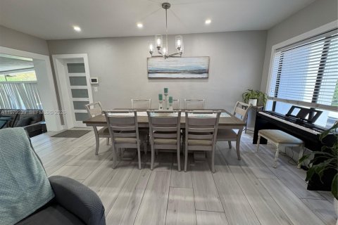 House in Miami Springs, Florida 3 bedrooms, 145.76 sq.m. № 2046872 - photo 9