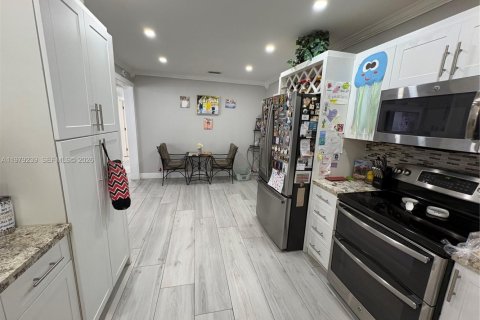 House in Miami Springs, Florida 3 bedrooms, 145.76 sq.m. № 2046872 - photo 26