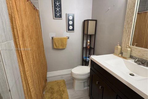 House in Miami Springs, Florida 3 bedrooms, 145.76 sq.m. № 2046872 - photo 29