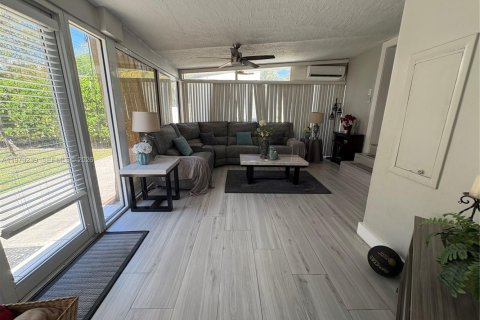 House in Miami Springs, Florida 3 bedrooms, 145.76 sq.m. № 2046872 - photo 16