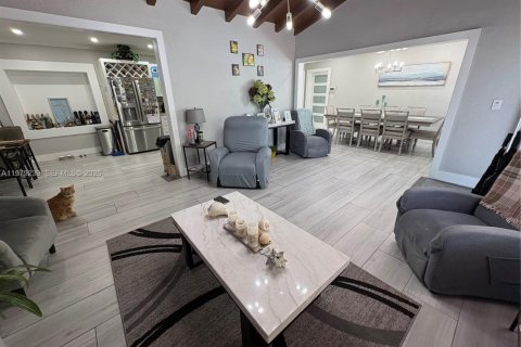 House in Miami Springs, Florida 3 bedrooms, 145.76 sq.m. № 2046872 - photo 7