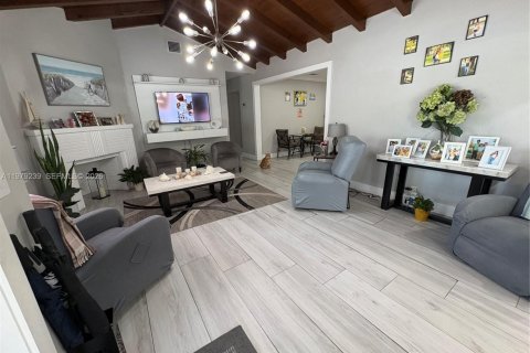 House in Miami Springs, Florida 3 bedrooms, 145.76 sq.m. № 2046872 - photo 4