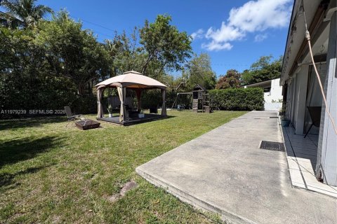 House in Miami Springs, Florida 3 bedrooms, 145.76 sq.m. № 2046872 - photo 18