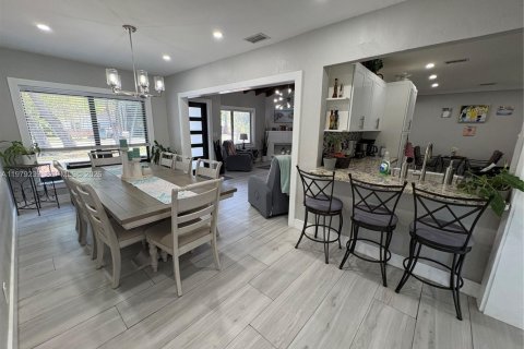 House in Miami Springs, Florida 3 bedrooms, 145.76 sq.m. № 2046872 - photo 12