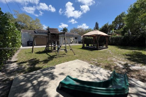 House in Miami Springs, Florida 3 bedrooms, 145.76 sq.m. № 2046872 - photo 19