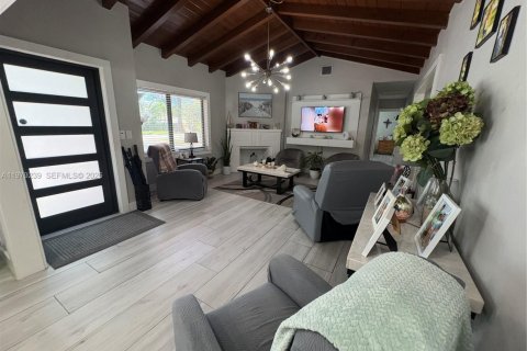 House in Miami Springs, Florida 3 bedrooms, 145.76 sq.m. № 2046872 - photo 5