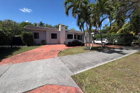 House in Miami Springs, Florida 3 bedrooms, 145.76 sq.m. № 2046872 - photo 3