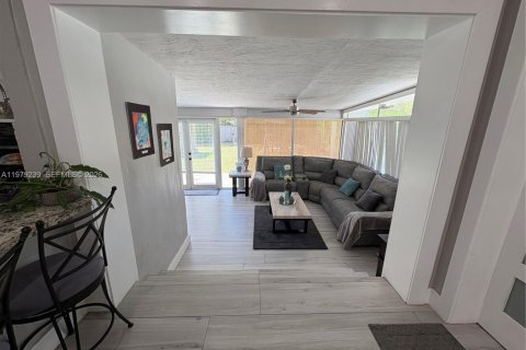 House in Miami Springs, Florida 3 bedrooms, 145.76 sq.m. № 2046872 - photo 14