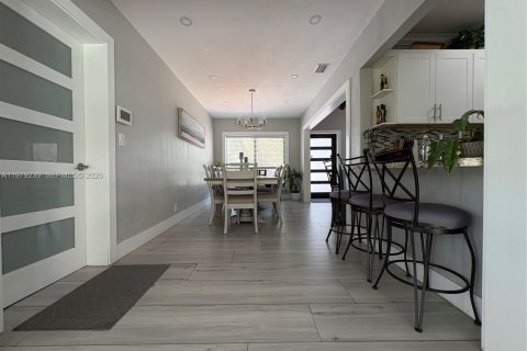 House in Miami Springs, Florida 3 bedrooms, 145.76 sq.m. № 2046872 - photo 13