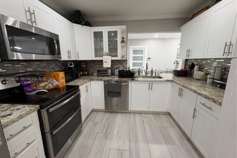 House in Miami Springs, Florida 3 bedrooms, 145.76 sq.m. № 2046872 - photo 23