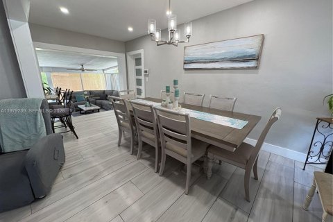 House in Miami Springs, Florida 3 bedrooms, 145.76 sq.m. № 2046872 - photo 10