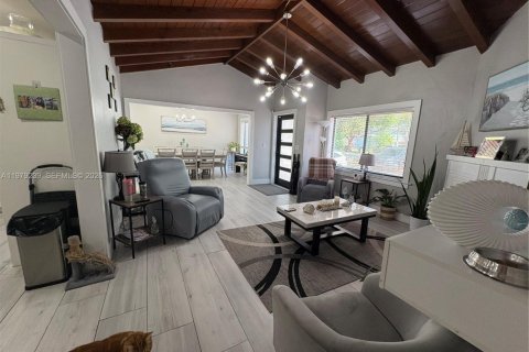 House in Miami Springs, Florida 3 bedrooms, 145.76 sq.m. № 2046872 - photo 6