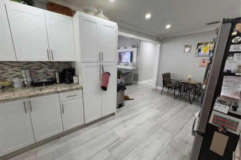 House in Miami Springs, Florida 3 bedrooms, 145.76 sq.m. № 2046872 - photo 27