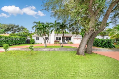 House in Miami Springs, Florida 3 bedrooms, 145.76 sq.m. № 2046872