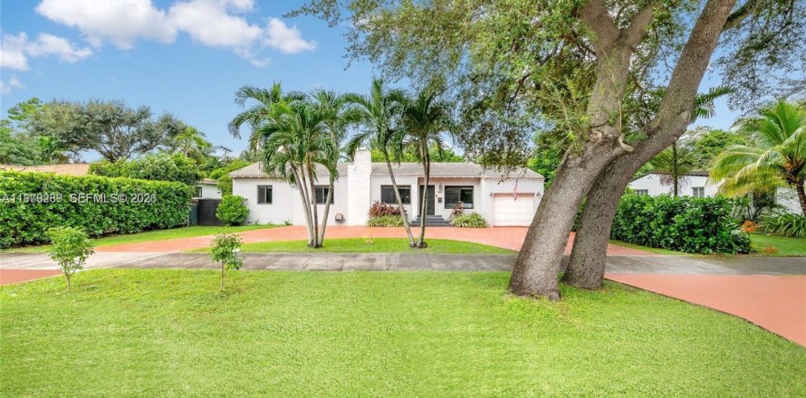 House in Miami Springs, Florida 3 bedrooms, 145.76 sq.m. № 2046872